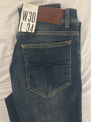 Tiger of sweden evolve jeans - Sjukt snyggt par jeans | slim fit | helt nya med prislapp på jeans | oanvända | 30/34 | mörkblå colorway | nypris 1600 kr | vill få sålt jeansen har haft de länge , det är därför priset är så lågt
