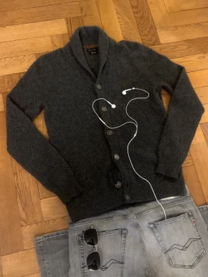 Cardigan från Massimo Dutti - Grym kvalité förutom en av knapparna som är sönder, går så klart att byta väldigt lätt. Storleken är S, men kolla måtten så att den passar dig :)  Mått -|-  Axel: 40 cm  Längd: 70 cm  Bröst: 51 cm  Arm: 70 cm                                                      Leverans sker dagen efter. Bara att skriva om du har några frågor :) 