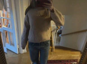 Beige stickad tröja med hög hals - Super snygg stickad tröja i beige rosa färg. Strl XS men passar mig som brukar ha S/M. Nyskick.
