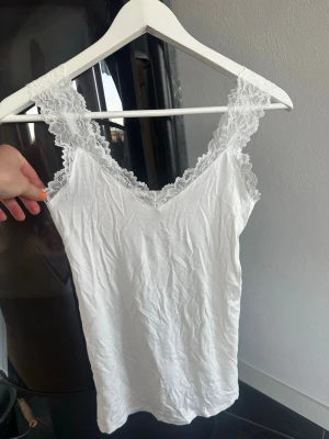 Vit linne med spets - Vit linne med spets från vero Moda i storlek S har endast använts ett fåtal gånger 🫶