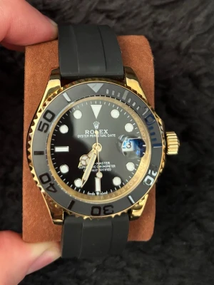  Yacht-Master  - Säljer nu denna fina Yacht-master. Den är helt ny och oanvänd. Klockan är väldigt fin och speciell, en perfekt gåva och även perfekt att bära själv. 
