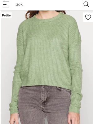 Ljusgrön ribbstickad tröja Vero Moda Storlek S - Snygg ljusgrön ribbstickad tröja från Vero Moda med rund halsringning och långa ärmar. Tröjan har en rak, något kortare passform. Den har en ljus färg och är perfekt våren. Mjuk och skön känsla, passar till både långa byxor och kjol.