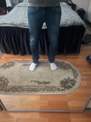 Mörkblåa replay jeans - Tja! Säljer dessa feta mörkblåa replay jeans med en skön liten wash. Storlek W32 L34. De är i bra skick, 9/10, och har inga defekter. Skriv vid frågor och funderingar!🙂