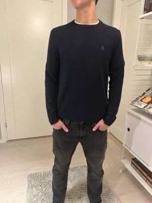 Kashmir stickad Ralph lauren tröja - Säljer min mörkblåa tröja då den inte används. Det finns inga större fel med tröjan utövar att den är sydd vid båda armbågarna ingenting som syns men bra att veta. Skick 6/10