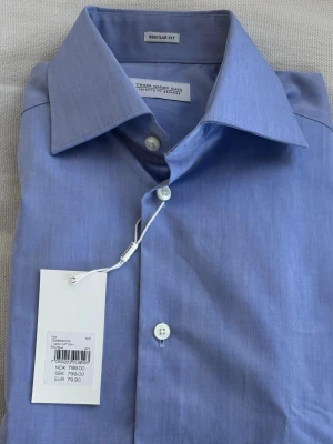 These glory days skjorta - Kavaj/ en lite finare skjorta från These glory days. Skjortan är helt ny och tag sitter på när man köper. Aldrig använd skjorta.   #brioni #loropiana #stenströms #ralphlauren #oscarjacobsson #roseandborn 