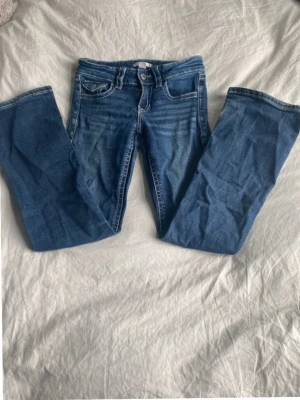 Blå bootcut jeans från Gina Tricot - Säljer ett par klassiska blå bootcut jeans från Gina Tricot. Jag köpte de för 350 och säljer de nu för 100 men priset kan diskuteras💗