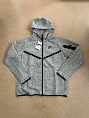 Nike tech fleece zip hoodie grå L - helt ny  - Nike tech fleece zip hoodie i grå, storlek L helt ny skickas direkt 