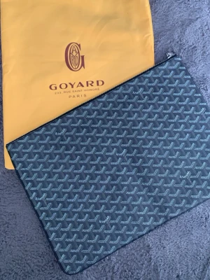 Go*yard Väska - En stor Go*yard väska. Får plats med dator och liknande aldrig använd helt ny hör av vid frågor och funderingar.
