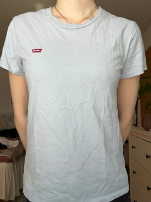 Ljusblå Levi's t-shirt i bomull - Ljusblå T-shirt från Levi’s i storlek S som är knappt använd.