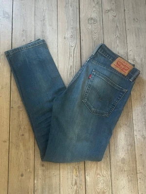Levis Jeans - Säljer dessa snygga blåa Levis jeans med en skön tvätt. Jeansen är i modell 511 och storlek 31/32. Jeansen är mycket bra skick. Hör av er vid funderingar!