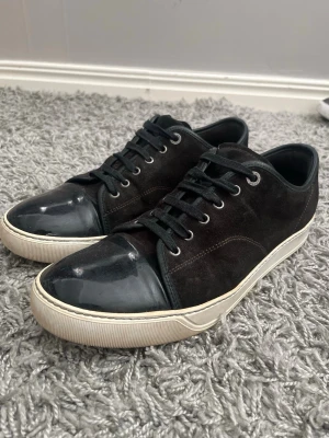 Lanvin - Svarta lanvins i ett väldigt bra skick för endast 1900kr, hör av er för frågor.