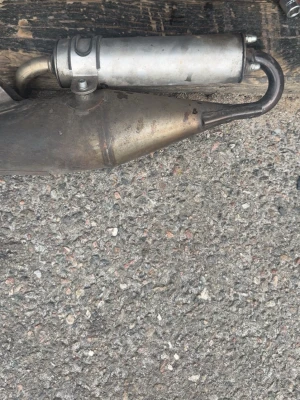 Leo vince tt rör till aerox - Säljer ett avgassystem till moped i metall med böjd form och silverfärgad ljuddämpare. Passar dig som vill uppgradera eller byta ut ditt nuvarande avgassystem. Metallfinishen är rå och industriell.