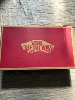 Blåa Vans Old Skool sneakers - Säljer ett par klassiska Vans Old Skool sneakers i blått med vit sula och vit sidostrip. Skorna har ovandel i mocka och canvas, vita skosnören och låg profil. Perfekta för en avslappnad streetstil.