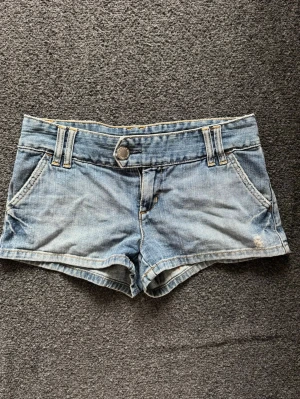 Jeansshorts - Snygga lowaist gap jeansshorts midjemått = 39cm  gylf = 19cm 💋