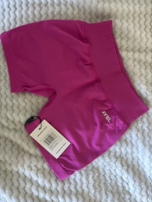 Shorts från aybl - Supersnygga shorts som tyvärr inte passar mig😭 det är från kollektionen Adapt seamless