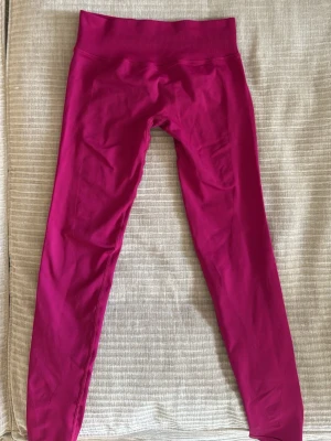  Performance tights från GTECH -  Preformance tights från GTECH. De har medelhög midja och tight passform med scrunch. Använd 1-2 gånger och i bra skick🌸