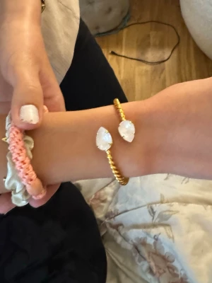 caroline svedblom armband - Snyggt guldigt armband från caroline svedblom som passar till allt, helt nytt!