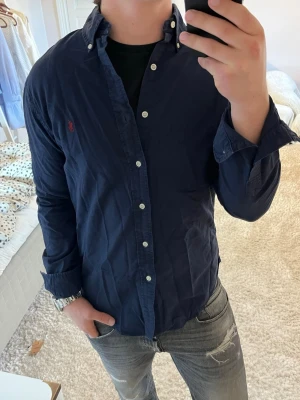Ralph Lauren skjorta slim fit  - Ralph Lauren skjorta | Skick: 9/10 | Size - M | Nypris 1600kr mitt pris 499kr | Modellen är ca 180cm lång | Hör av dig vid minsta fråga eller fundering📩