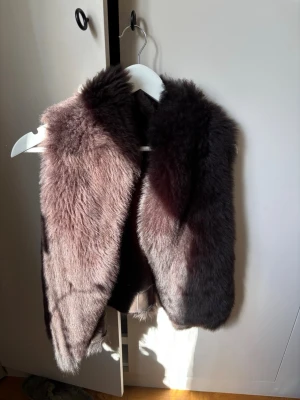 Mörkbrun pälsväst i fluffig stil - Päls väst.