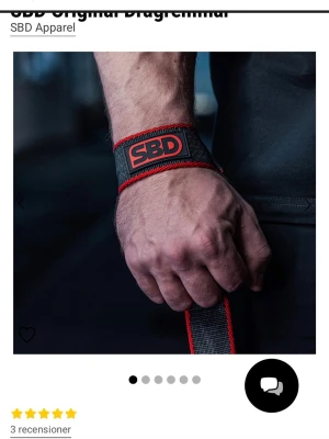 SBD dragremmar svart/röd - Säljer ett par svarta dragremmar från SBD Apparel med röda detaljer och logga. Perfekta för styrketräning och tyngdlyftning. Tillverkade i slitstarkt material som ger bra grepp och stöd vid tunga lyft. Använda i 1-2 månader utan problem