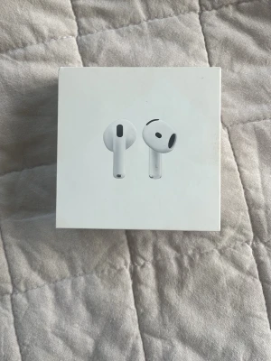 AirPod 4 laddar fodral  - Hejj, detta är ett airpodskal utan AirPods i ! Fodralet har några små små repor på framsidan och på baksidan men inget synligt 💕Har använt i cirka 1 månad. Priset kan diskuteras!!