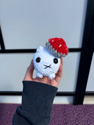 Virkad flugsvampkatt  - Virkad flugsvampkatt! Virkad i chernillegarn med Polyesterfyllning. Säkerhetsögon i plast (rekommenderas ej för barn under 3 år) 🐱🍄🧶
