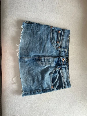Jeans kjol  - Jätte snygg jeans kjol från lager 157❣️ det har gått upp på sidan men det är sytt så de inte åker upp mer, man kan så ihop hela slitsen om man vill🤗