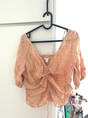 Söt blommig blus - Söt blommig blus från H&M i storleken L (passar även S och M) då man kan justera den. Oanvänd 