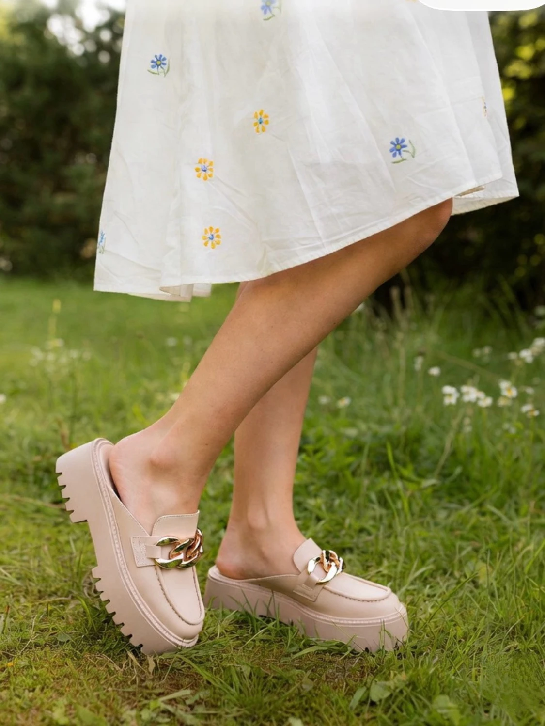 Chunky beige loafers med gulddetalj - 1