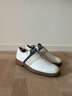 Footjoy Premiere  - Säljer nya mina Footjoy Premiere Packard Lx series i storlek 44 och Medium i bredd. Säljer på grund av att de har blivit för små. De är i fint skick och extra snören tillkommer. Nypris 2999kr