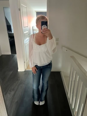 Blå jeans - Snygga blå jeans, inga hål eller fläckar, säljer pga använder inte, skriv för fler frågor☺️💗säljer även blusen💗