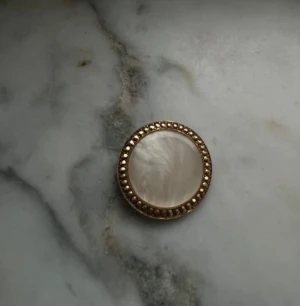 Brosch - Benvit och rosefärgad brosch, ca 3,5 x 3,5 cm, mycket bra skick.