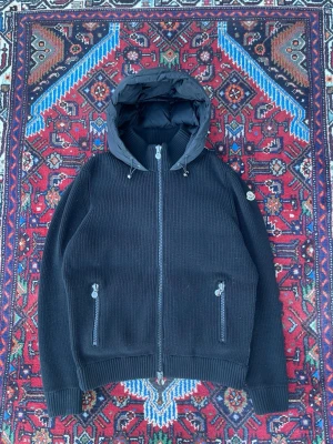 Moncler cardigan - Moncler cardigan i storleken M | Otroligt fint skick då den endast är använd ett fåtal gånger | bara att höra av sig vid minsta fundering |