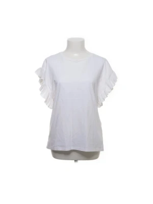 Vit t-shirt med volangärmar - Snygg vit t-shirt med korta ärmar och volangdetaljer längs axlarna. Tillverkad i mjuk bomull som känns skön mot huden. Perfekt för dig som vill ha en enkel men ändå trendig look.