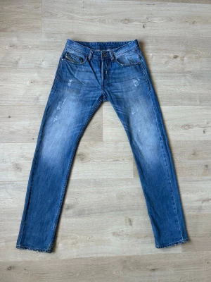 Blåa Diesel Jeans Slim Fit Storlek W31 - Mycket fina Diesel Jeans i blå färg. Jeansen är i mycket bra skick och sparsamt använda. |  Äkta som allt annat jag säljer! ✅ |  Storlek: W31  | Skick: Mycket Bra Skick - Har tappat en knapp vid gylfen men det är inget som syns tydligt (SE SISTA BILD) | Färg: Blå | Märke: Diesel | Modell: Jeans |   Hör gärna av dig vid frågor så svarar jag så fort jag kan! 😁 |