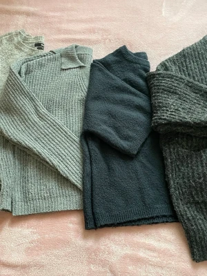 Paket med stickade tröjor - Säljer ett paket med 4 stickade tröjor. Alla är hela, men lite noppriga. Tröja 1: wool blend strl M från BikBok. Tröja 2: polyester strl XS från shein. Tröja 3: akryl/polyester/elastan strl XS från Lager 157. Tröja 4: lapp bortklippt, strl S från lager 157. 