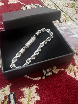 Snyggt tvinnat silverfärgat armband - Silver rope armband med kistlås 