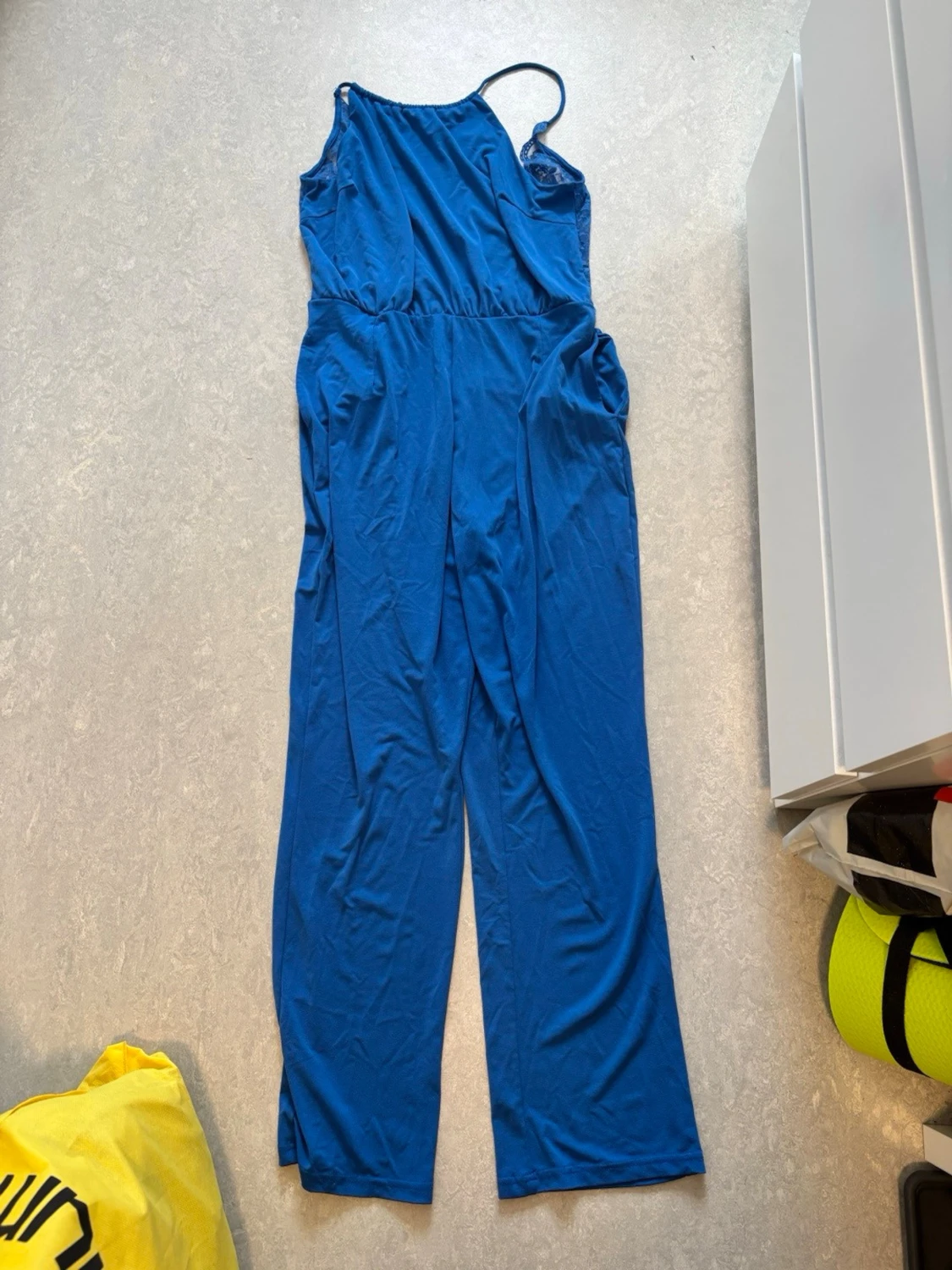 Blå jumpsuit med spets och axelband