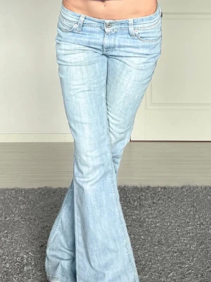 Levis - Midjemått: 38cm rakt över, innerbenslängd: 78cm 💗Köpta här på vinted men de passade tyvärr inte mig