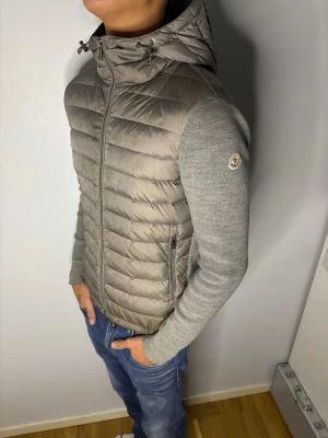 Moncler Cardigan - Säljer nu denna exklusiva moncler cardigan jackan🤩Kom dm för bättre bilder på dem små defekterna som finns på jackan! Jackan är så klart äkta!😍Modellen är 187 cm lång och väger 70 kg!🌟