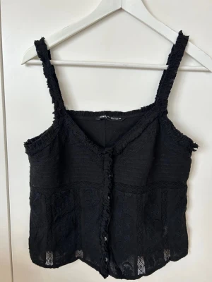 Zara topp - Topp från zara. Perfekt nu till sommaren! Använd några gånger men är fortfarande i fint skick. Säljs inte längre