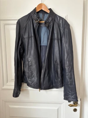 Mörkblå läderjacka från Massimo Dutti - Storlek: L använd men i fint skick 