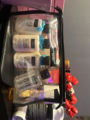 Victoria's Secret resekit  - Praktiskt resekit från Victoria's Secret med genomskinlig necessär. Innehåller små flaskor av body wash, body lotion och body oil. Produkterna är i ljusa färger och flaskorna har svarta lock och blå detaljer. Perfekt att ta med på resan. 2 av flaskorna har bara hälften kvar om inte mindre