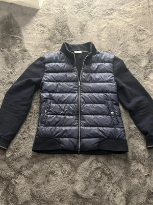 Herno cardigan /väst - Säljer denna Herno resort cardigan i navy storlek M/52. Skicket är 9/10 inga defekter eller. Kan gå ner i pris vid snabb affär!