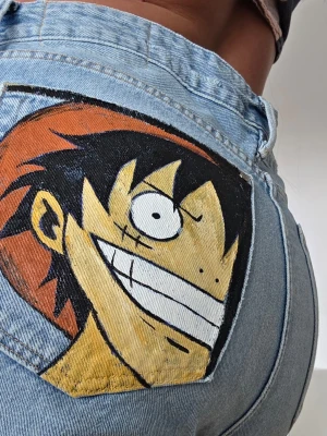 Custom Hand-Painted Vintage Denim Jeans – One of a Kind! ✨ - Have a pair of jeans or a denim jacket sitting in your closet that feels a bit boring? Let’s transform it into a personalized masterpiece! I offer custom hand-painting services for your denim pockets, jackets, or skirts. Whether you want minimalist botanical lines, anime art, pop culture vibes, or something completely personal – I can paint it for you 🫣Starts from 350 SEK depending on the complexity of the design. 📍 Based in Gothenburg 