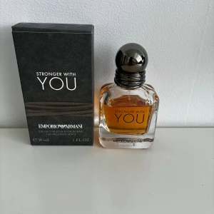 Emporio Armani Stronger With You 30ml - Ungefär 25/30 ml kvar, väldigt god doft. Säljer för jag tröttnade. 10/10 doft och skick (låda följer med)