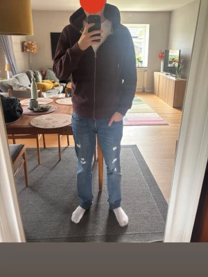 Vinröd hoodie från Superdry - Säljer en vinröd hoodie från Superdry med dragkedja. Stilren och perfekt för lite kallare sommarkvällar. Nypris 1100kr