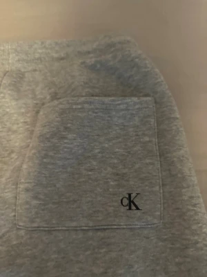 Grå mjukisbyxor från Calvin Klein - Snygga grå mjukisbyxor från Calvin Klein. Det är bara att skriva vid funderingar. 