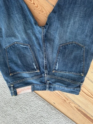 Blå jeans från Acne Jeans - Säljer ett par klassiska vintage aktiga blå jeans från Acne Jeans storleken är 29/32. Jeansen har en snygg tvättad look och detaljer i kontrasterande sömmar. Perfekta för en avslappnad stil. 