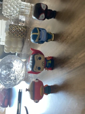 Marvel mini-figurer Funko Pop-stil 30 kr st - Fyra små Marvel-inspirerade samlarfigurer i Funko Pop-stil. Figurerna är färgglada och föreställer olika superhjältar och skurkar med stora huvuden och detaljerade dräkter. Perfekt för dig som gillar Marvel och vill ha coola dekorationer till hyllan eller skrivbordet.